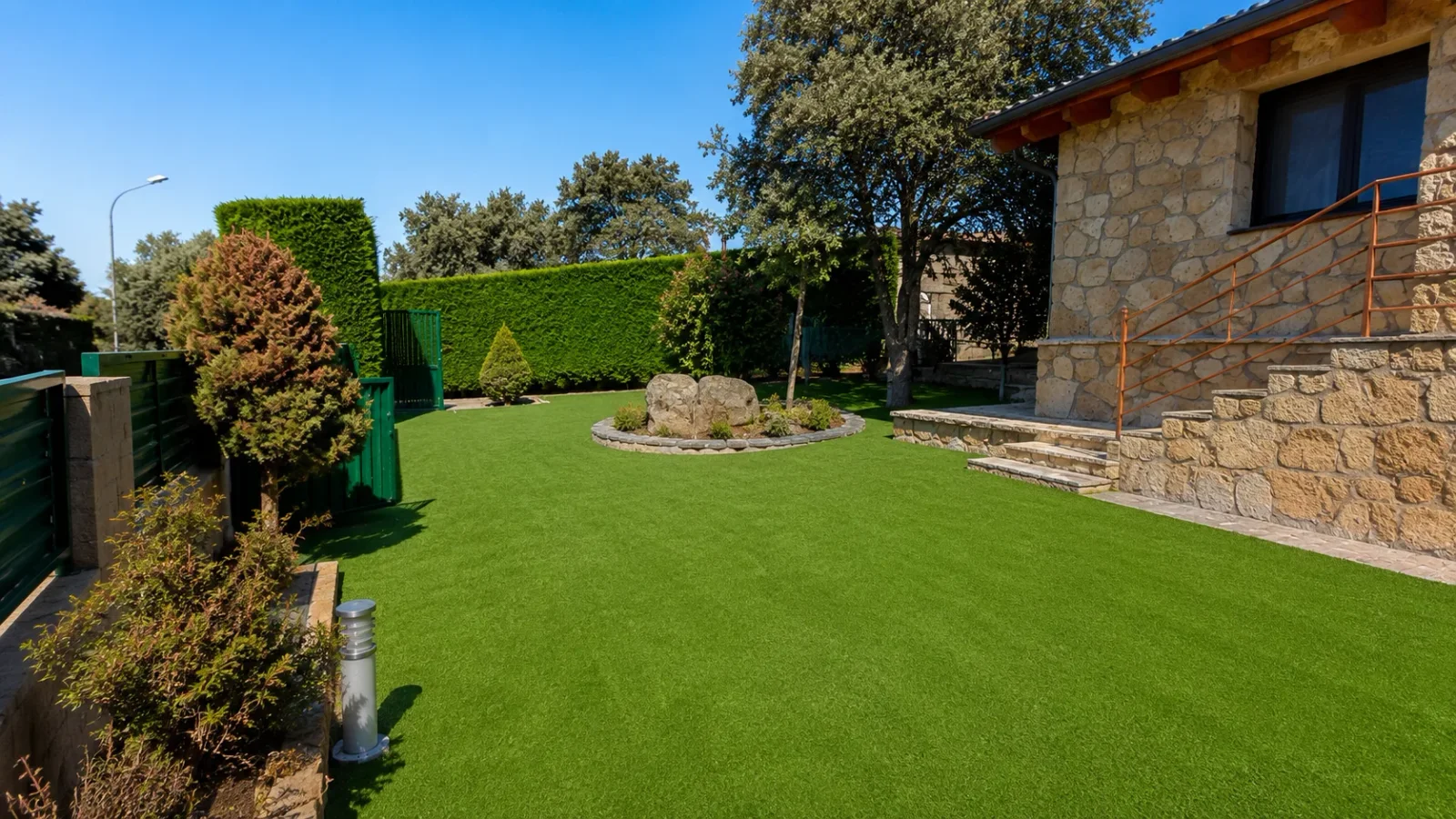 Instalación de césped artificial en jardín